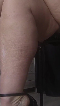 Tirantes sexys, tacones y pies
