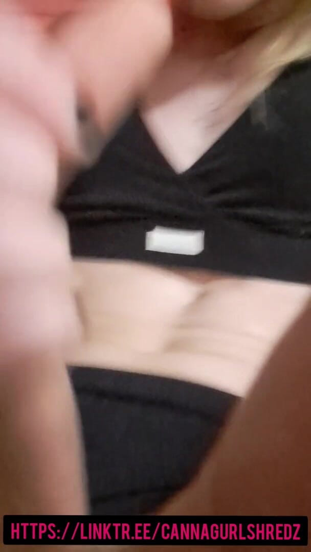 Cannagurlshredz: Une tapette sexy suce elle-même son bâton de sperme !