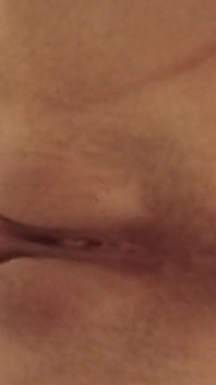 Ich masturbiere meine nasse, enge muschi bis zum orgasmus