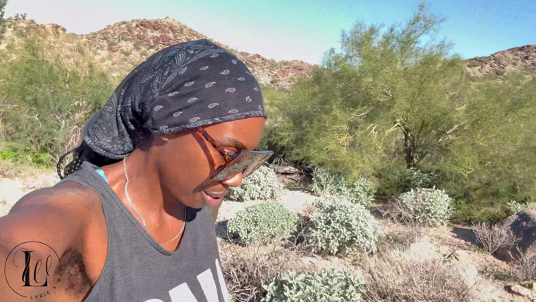 LyricsWay: Pareja de ébano camina aire fresco y estrellas