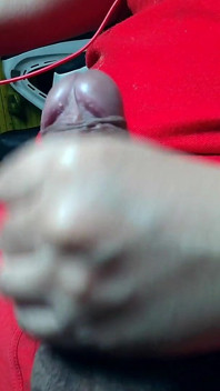Este joven no se había masturbado en mucho tiempo, y finalmente su pene expulsaba mucho esperma