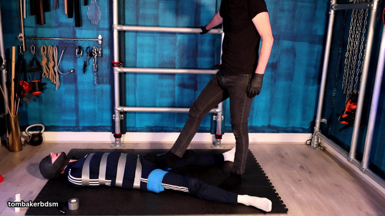 TomBakerBDSM: Związany i walczący w bondage taśmy (4k)