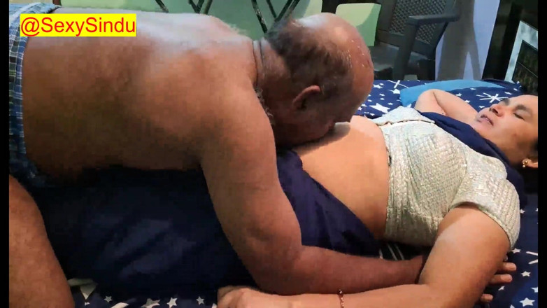 Sexy sindu: Mavi sari içinde ateşli yenge seks
