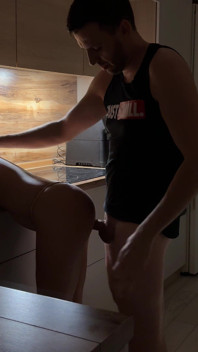부엌에서 그녀는 둥근 엉덩이로 그를 유혹했지만, 남자는 혼란스러워하지 않고 젊은 이웃과 잠자리를 가졌다