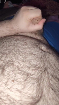 Urso gordo se masturbando e gozando na barriga peluda