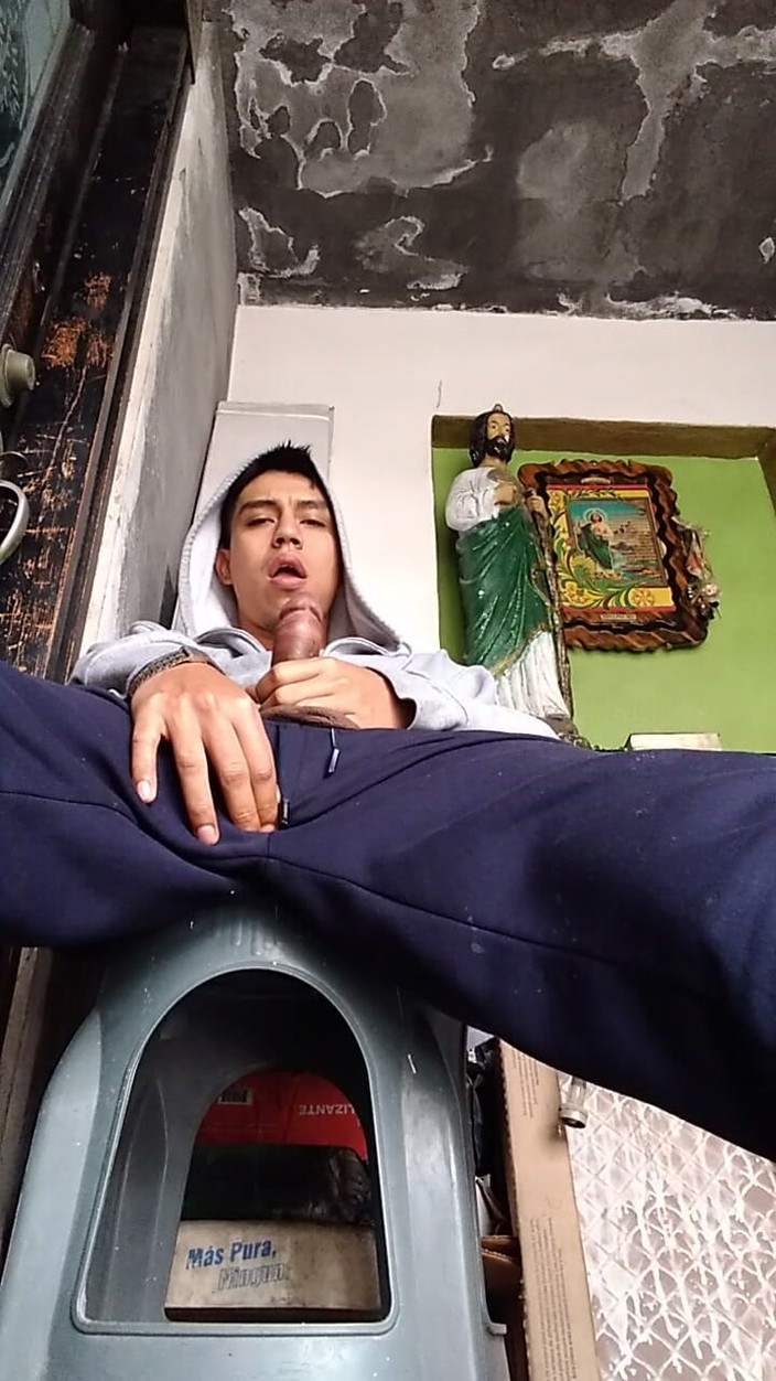 AlexAlejandro13: Masturbuje před publikem u brány mého domu