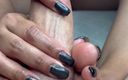 Latina malas nail house: Labă cu degete negre și unghii gri și labă cu picioarele pentru...