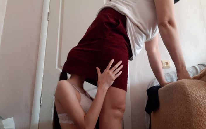 Lesbian-illusion: 我爬在我老师的裙子下，这样就不会有人抓住我们了