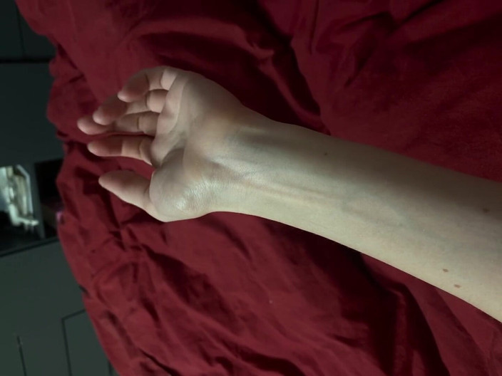 Princess Aisha: Sexy geschwollene Adern auf einer dünnen hand