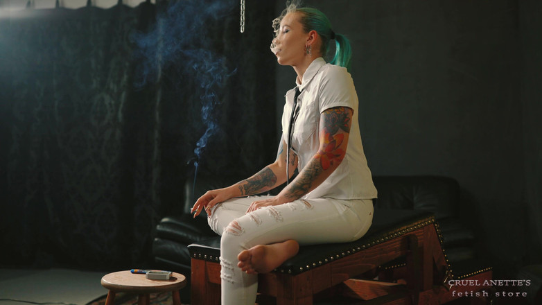 Cruel Anettes fetish world: Fumador con suelas sucias 4k