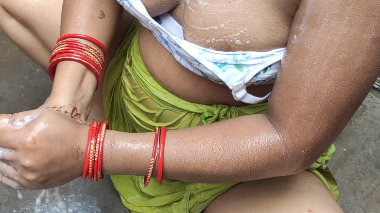 Anita yadav: Indická manželka v domácnosti se koupe venku