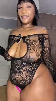 Une BBW à gros cul fait un strip-tease et se masturbe