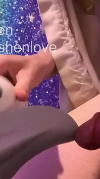Băiatul își fute Bad Dragon Fleshlight și ejaculează înăuntru