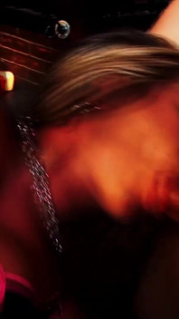 Amy Azurra et Renee Richards partagent un trio anal passionné