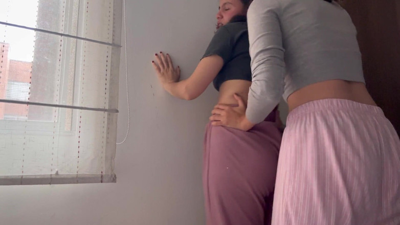 scarlettandc: 義理の兄の妻にレズビアンセックスの仕方を説明する