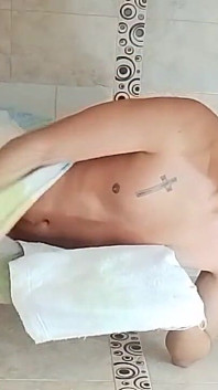 Krásný Zženštilý Femboy Koupající Se a Holící Si Penis