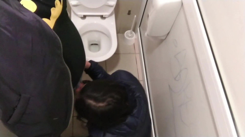 Toilet Mommy: Wytrysk w publicznej toalecie
