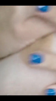 我只是想炫耀我的新指甲....和我的奶子;）