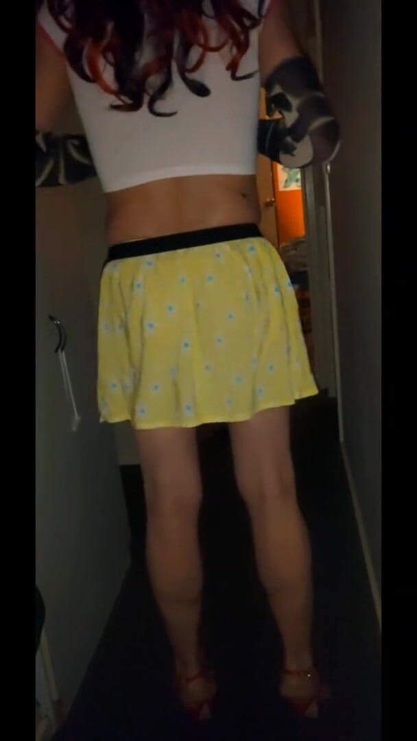 Lizzaali: Plagen in mijn kleine gele rok, geen slipje, ik zat...