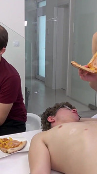 La cena della famiglia si trasforma in un'orgia con creampie parte 2