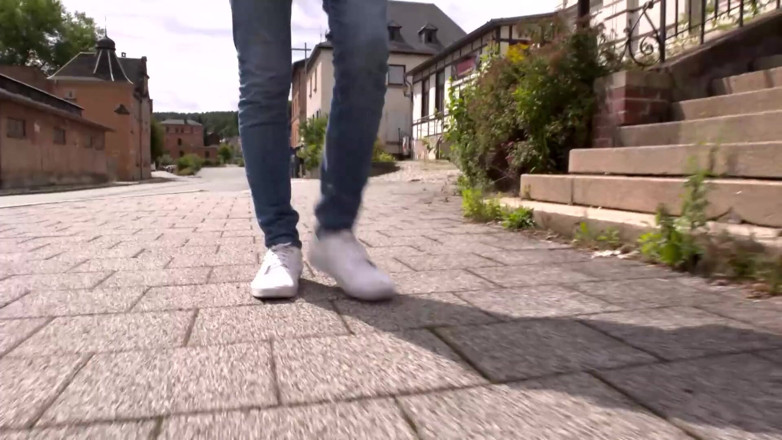 German Porn: Hete blondine wordt hard geneukt door een enorme lul