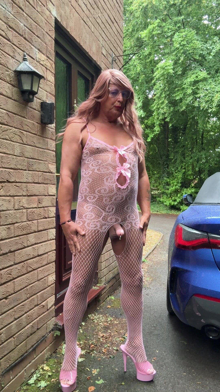 Kellycd2022: Sexig crossdresser Kellycd2022 Snabb tidig morgonvideo i rosa fisknät bodysuit...