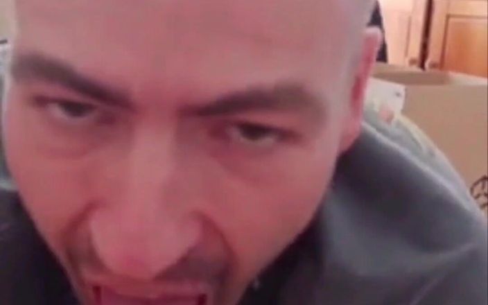 Justin hoodwar: Мужик дает свой большой член на минет и кончает на ее язык