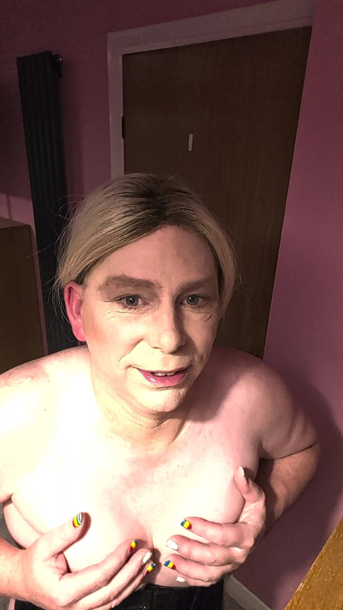 NikkiGee: Nikki are parte de un vibrator gros