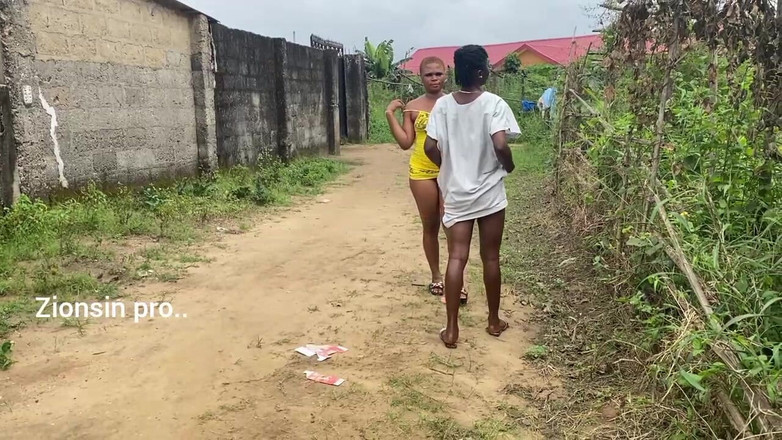 Zion: Zlobivá Africká Teenagerka Předvádí Své Zadky V Broad Daylight