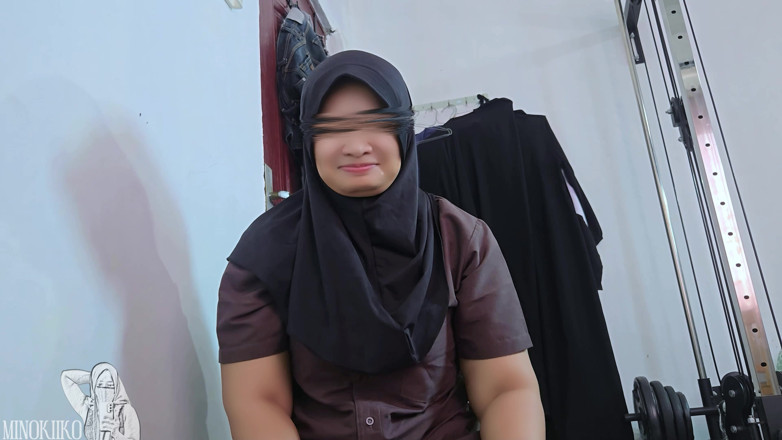 Minokiiko: Menina asiática de hijab massageou meu corpo e depois chupou...