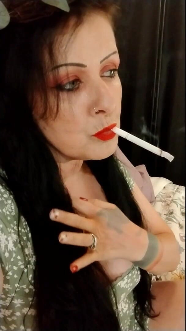 Abby Anna: Linda milf fumando con lápiz labial rojo