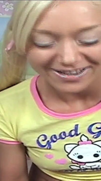 Awek remaja blonde seksi Lil Lexy miang dalam kamera langsung