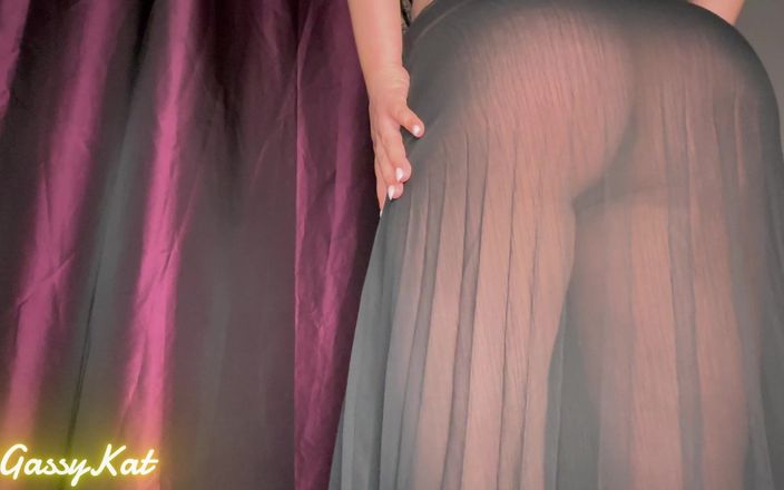GassyKat: Pruttar i genomskinlig svart klänning