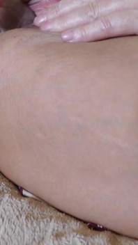 귀여운 드레스를 입고 딜도 클로즈업으로 섹스 토이 빨기