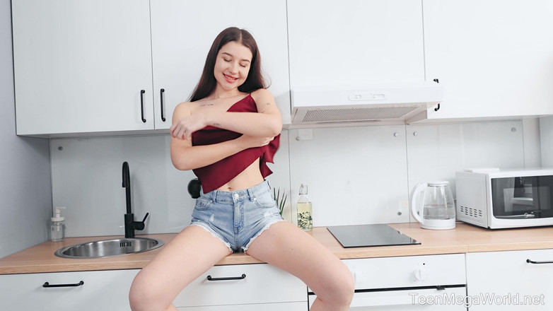 Teen Mega World: Cewek cantik ini lagi asik ngusap memeknya sampai orgasme