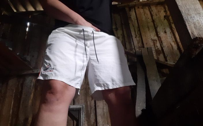 Lesbian-candys: Dorf masturbiert in einer scheune mit angezogenen kleidern, damit niemand...