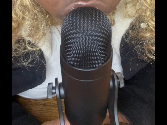 Anye Meshell: Asmr öpüşüyor ve yalıyor!