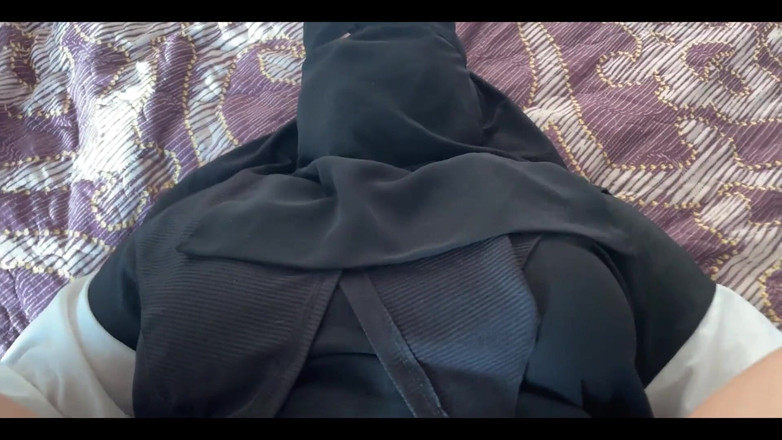 Lux Eva: 戴着穆斯林头巾的叙利亚熟女在她的阴户里被射精