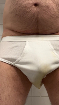 Papà piscia i suoi nuovi slip bianchi