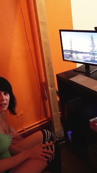 포르노를 보고 붙잡힌 독일의 의붓여동생 마리아 생도 POV 섹스를 유혹하다