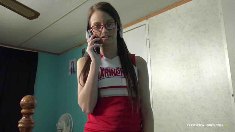 Exposed Whores Media: Farrah Valentine - cheerleaderka daje swojemu przyrodniemu bratu ręczną robotę, aby...