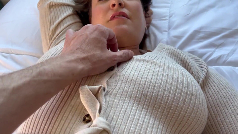 Avril Showers: 穿着连裤袜的热辣人妻被她的壮男中出，被多种方式性交，颜射时间单身看