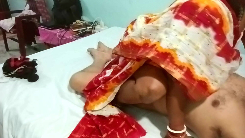 Popmini: Jovem universitária fodendo quente na buceta rosa com a professora...