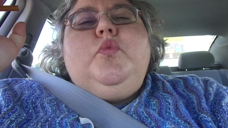 BBW nurse Vicki adventures with friends: L’infirmière Vicki SSBBW Fume Dans La Voiture