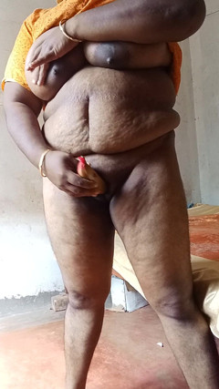 Bedroom: Lady passy jí banán