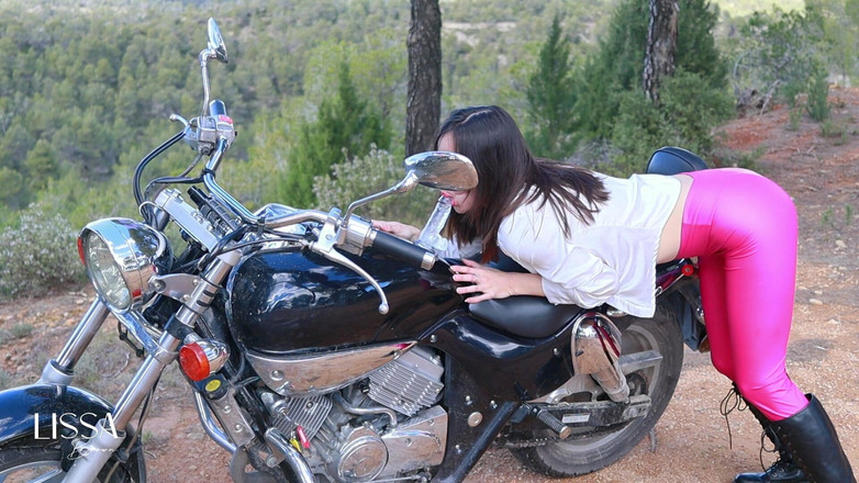 Lissa Brown: 屋外でおしっこをして自転車に乗っている