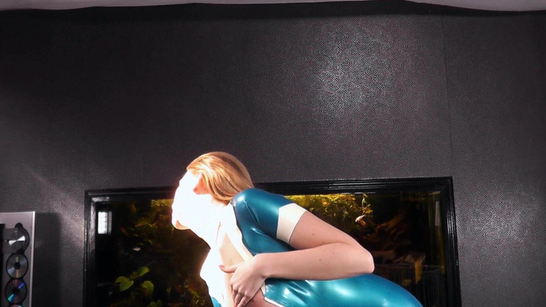 DanielleMaye: Bantuin toketku yang terlalu besar