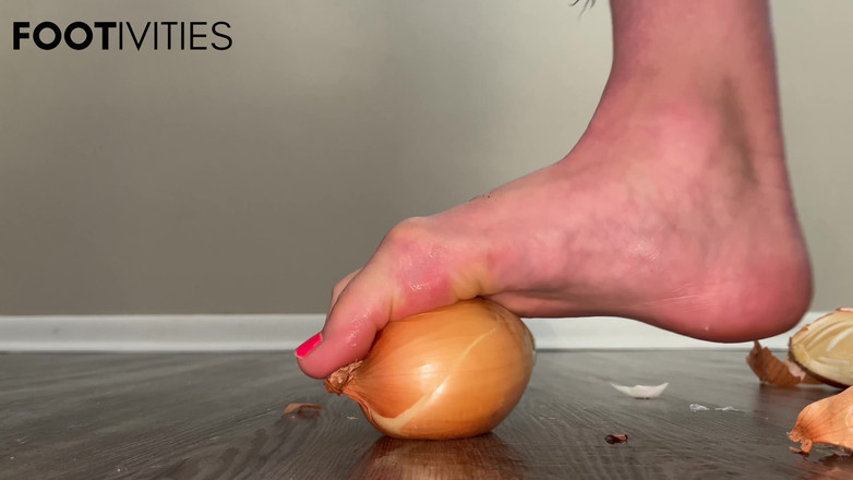 footivities: Pie Aplastamiento De Cebolla 4K Pies Video En Primer Plano