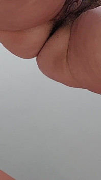 Behaarte brünette muschi, dicke titten, sinnliche behaarte Frau in der Küche. Sexy MILF, behaarte muschi, dicker arsch