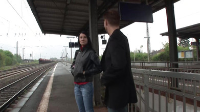 Deutsche Camgirls: Smal tysk brud tycker om att få sin varma belöning...